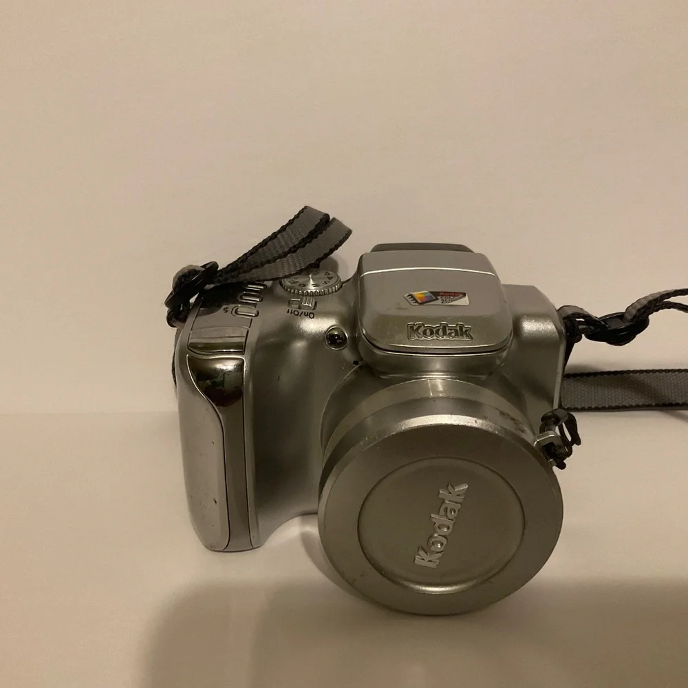 Kodak EasyShare Z612 6.1MP Digital Camera 12x Optical Zoom Schneider Lens -